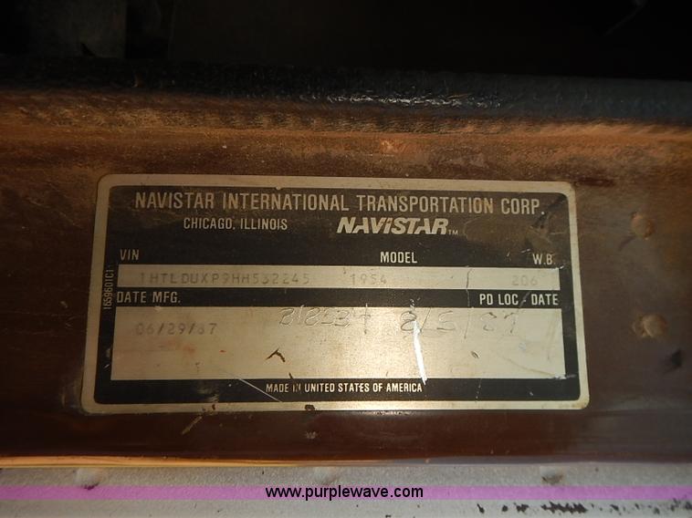 image for item J3061 1987 International S1900 truck cab and chassis