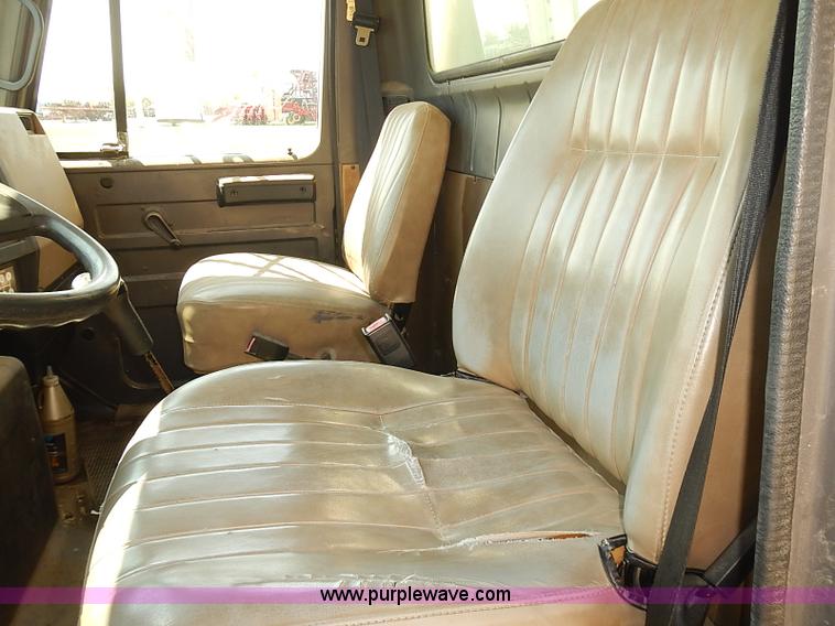 image for item J3062 1994 International 4900 box truck