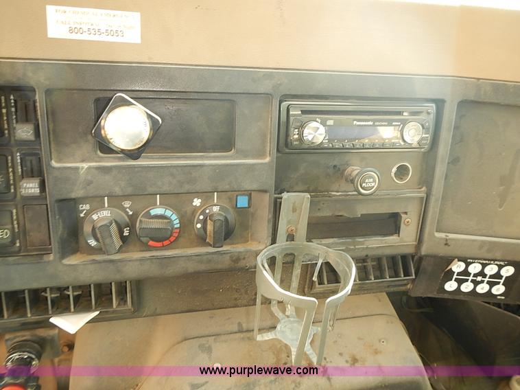 image for item J3062 1994 International 4900 box truck