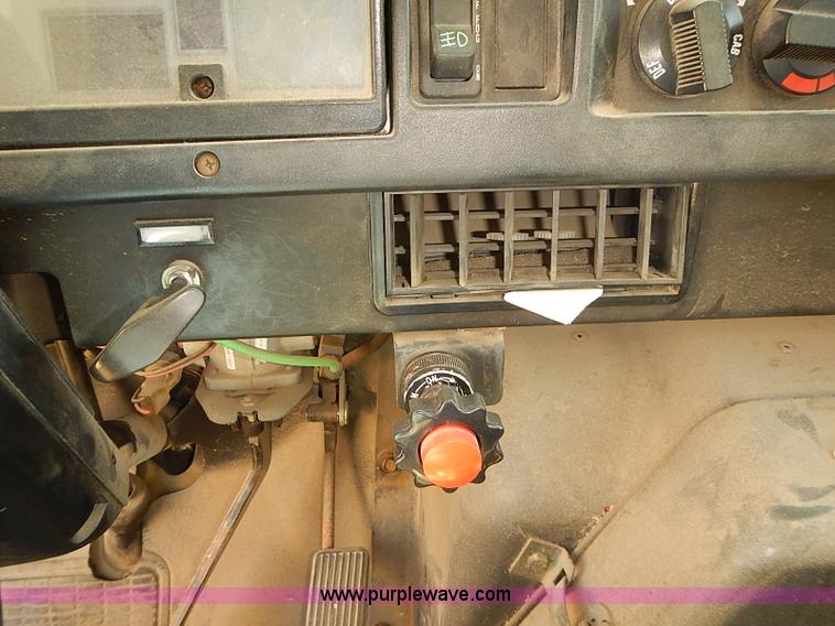 image for item J3062 1994 International 4900 box truck