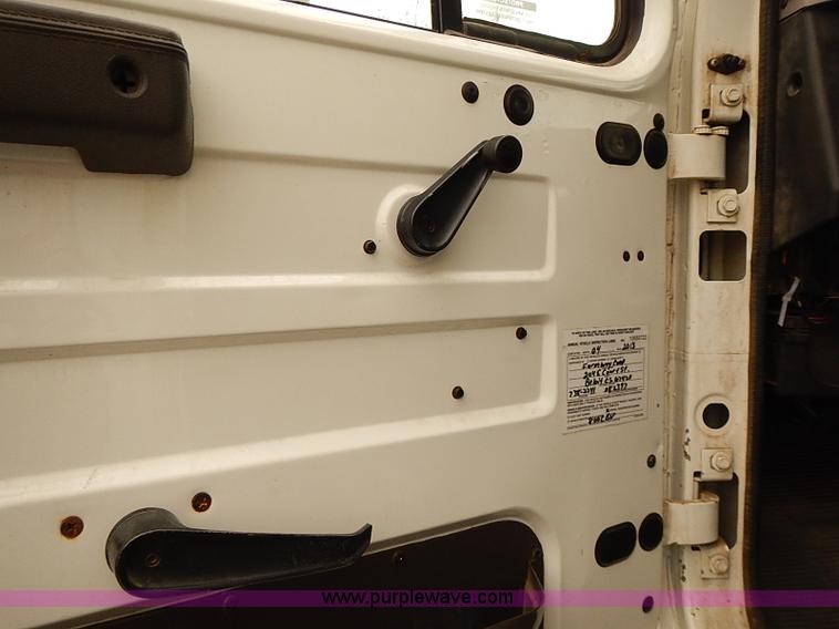 image for item J3075 1999 International 4700 box truck