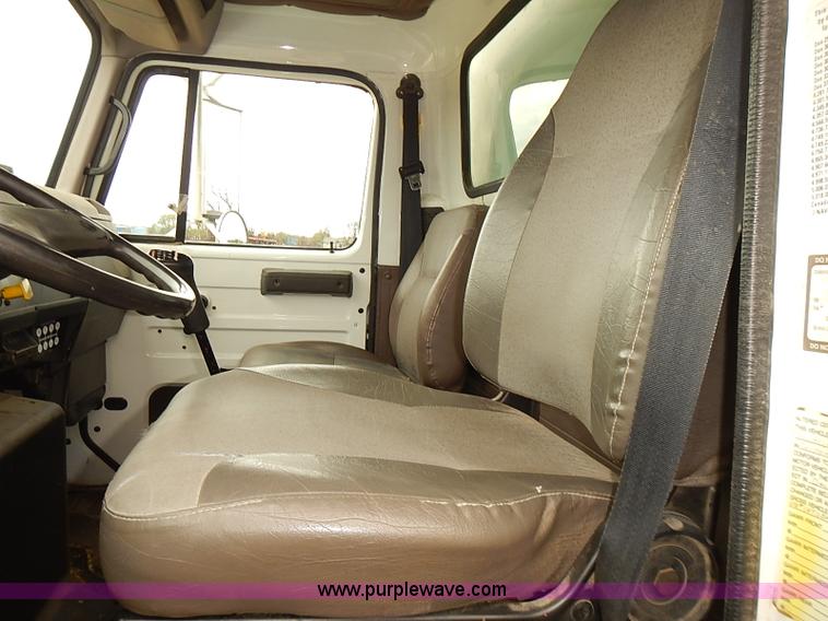 image for item J3075 1999 International 4700 box truck