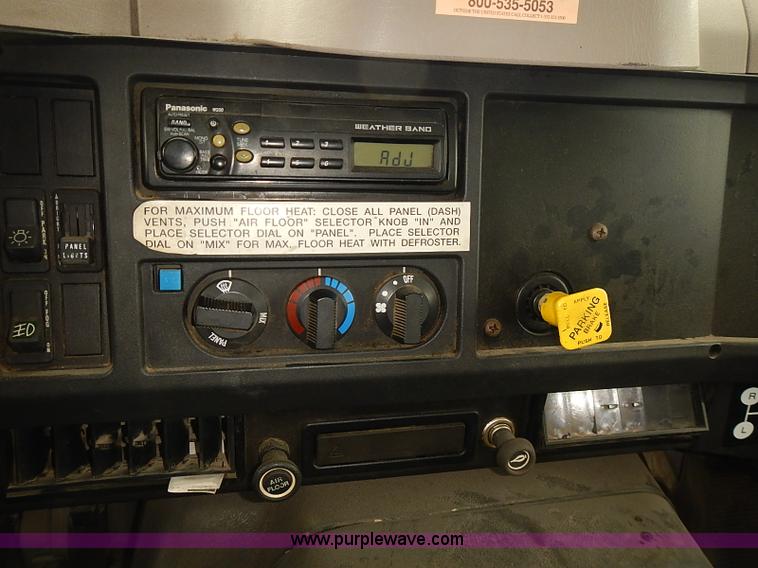 image for item J3075 1999 International 4700 box truck