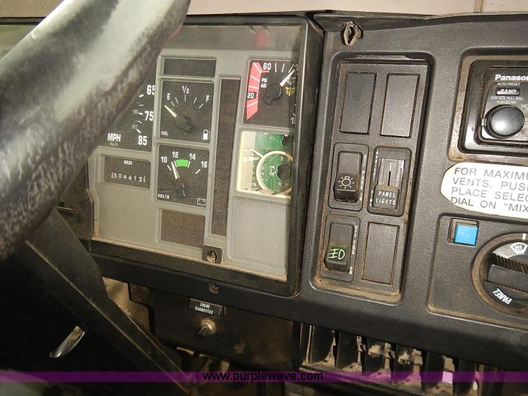 image for item J3075 1999 International 4700 box truck