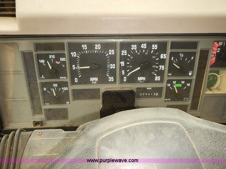 image for item J3075 1999 International 4700 box truck