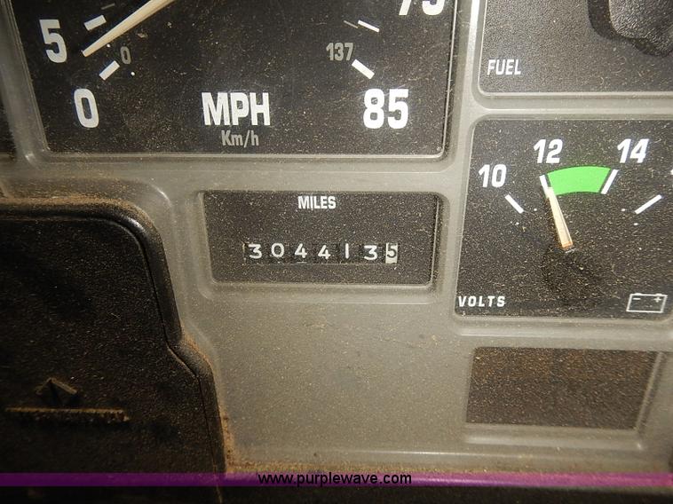 image for item J3075 1999 International 4700 box truck