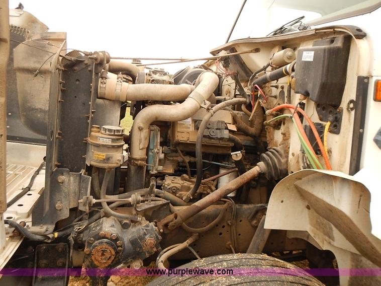 image for item J3075 1999 International 4700 box truck