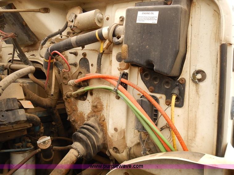 image for item J3075 1999 International 4700 box truck