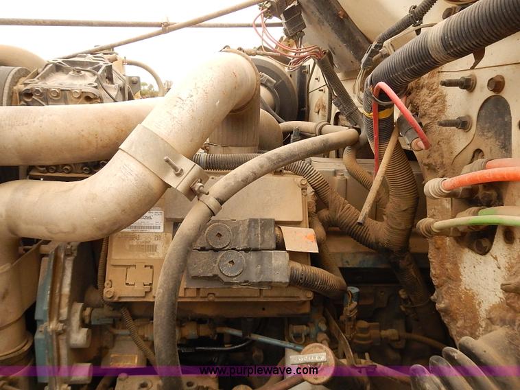 image for item J3075 1999 International 4700 box truck