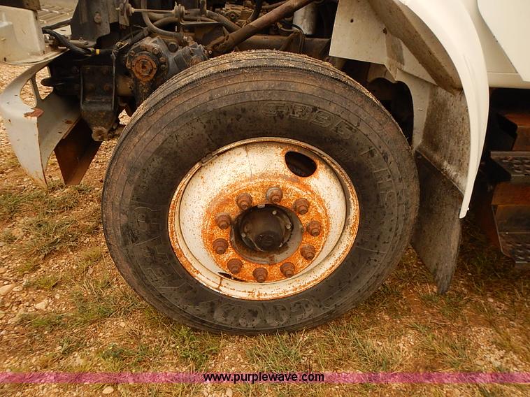 image for item J3075 1999 International 4700 box truck