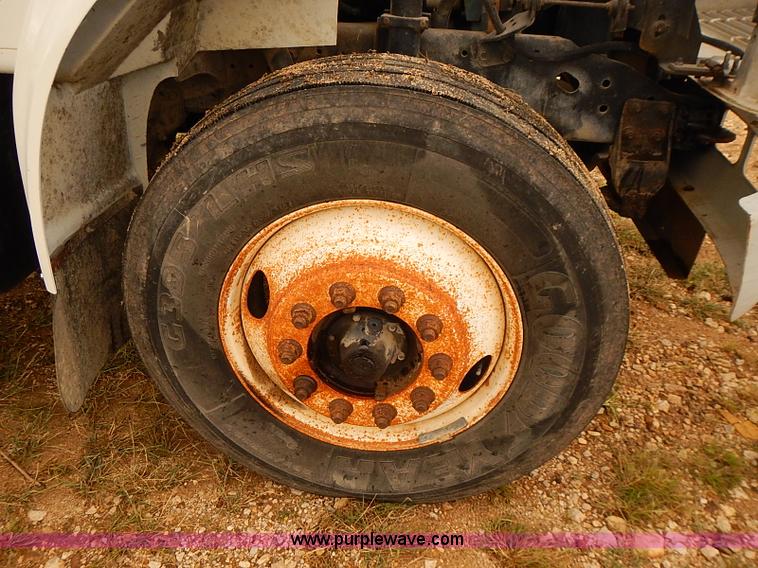 image for item J3075 1999 International 4700 box truck