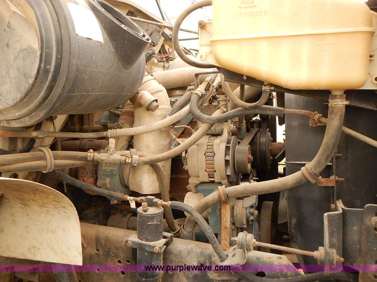 image for item J3075 1999 International 4700 box truck