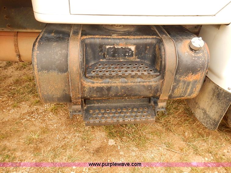 image for item J3075 1999 International 4700 box truck