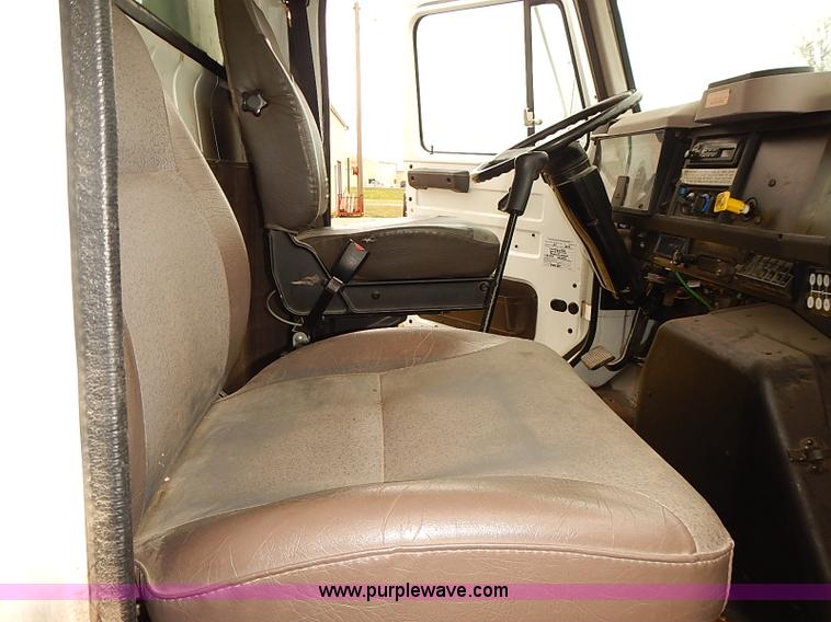 image for item J3075 1999 International 4700 box truck