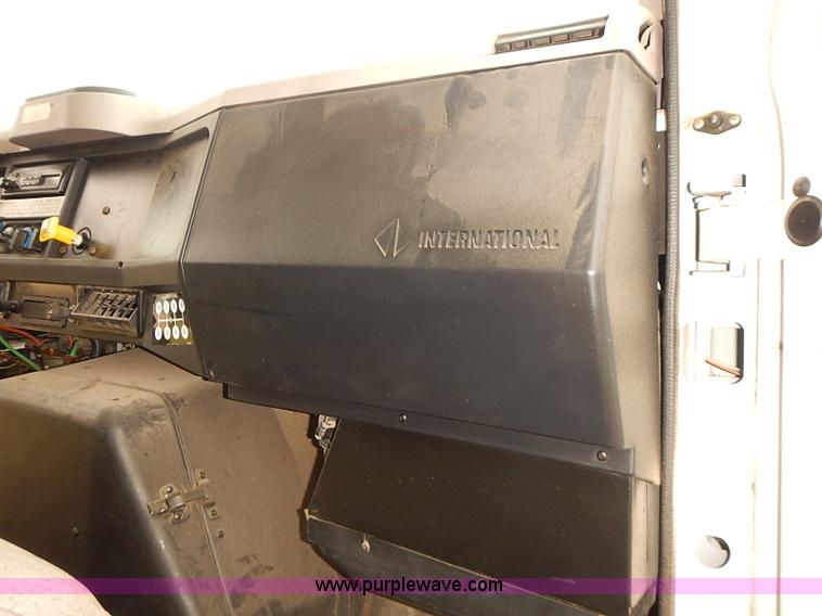 image for item J3075 1999 International 4700 box truck