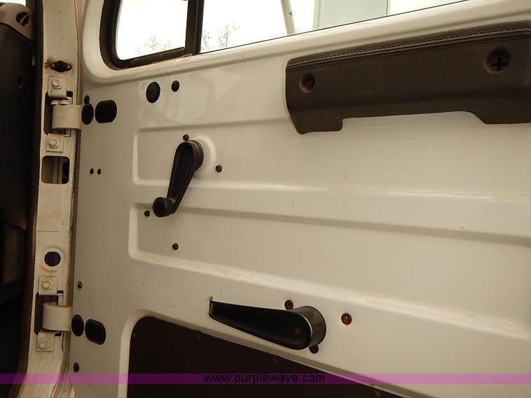 image for item J3075 1999 International 4700 box truck