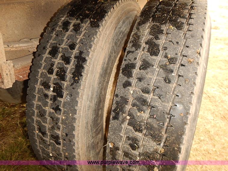 image for item J3075 1999 International 4700 box truck