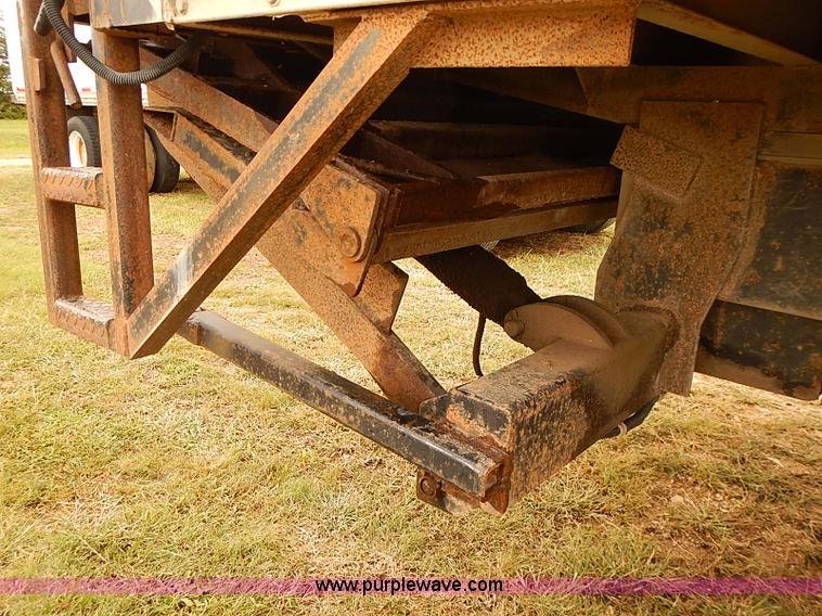 image for item J3075 1999 International 4700 box truck