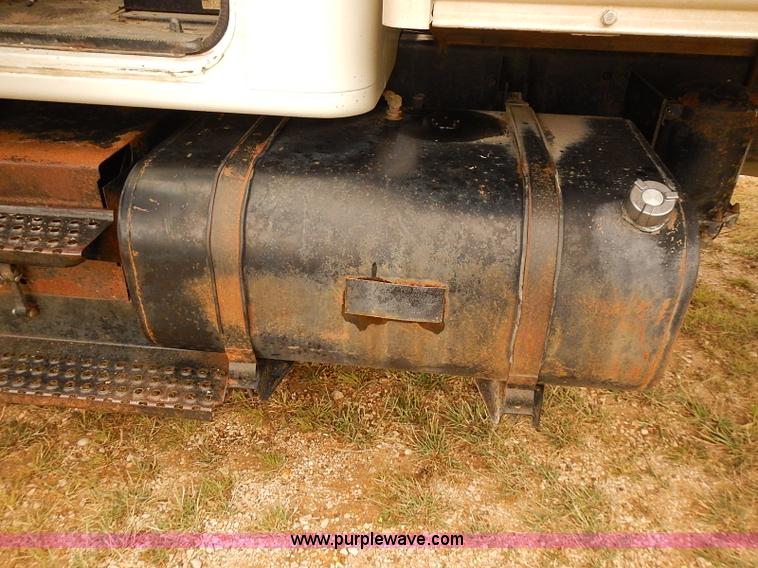 image for item J3075 1999 International 4700 box truck