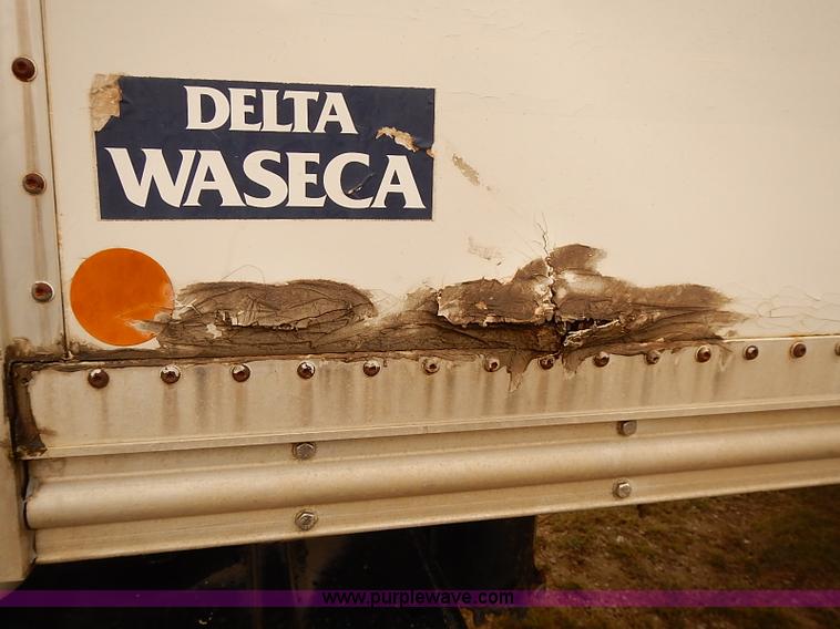 image for item J3075 1999 International 4700 box truck