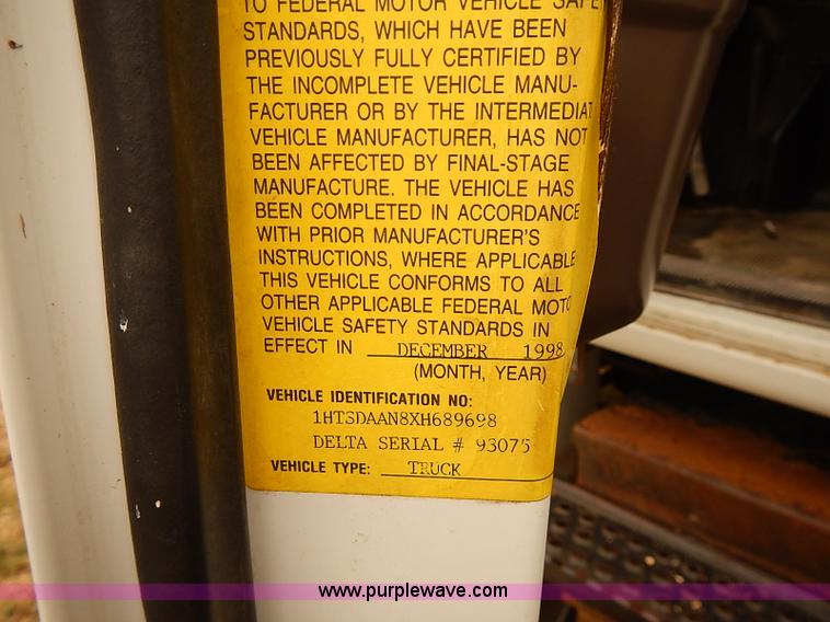 image for item J3075 1999 International 4700 box truck