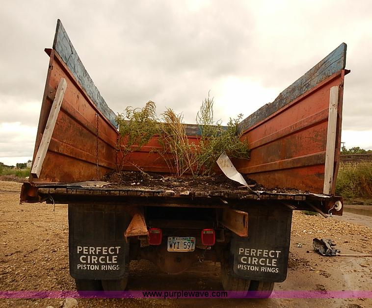 image for item J3081 1975 Chevrolet C60 grain truck