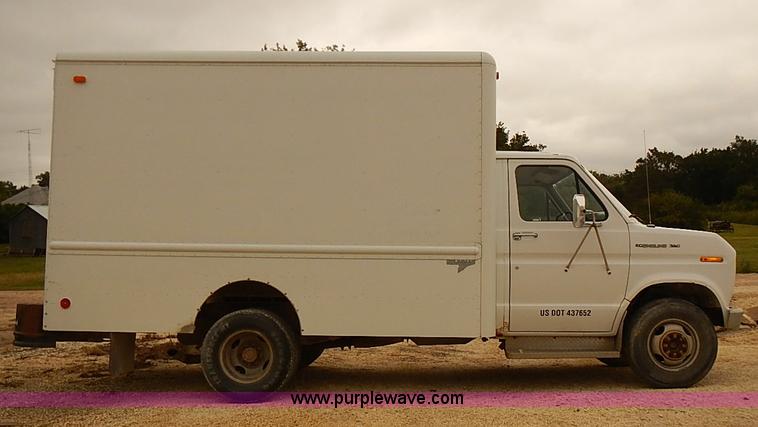 image for item J3094 1988 Ford Econoline E350 box truck