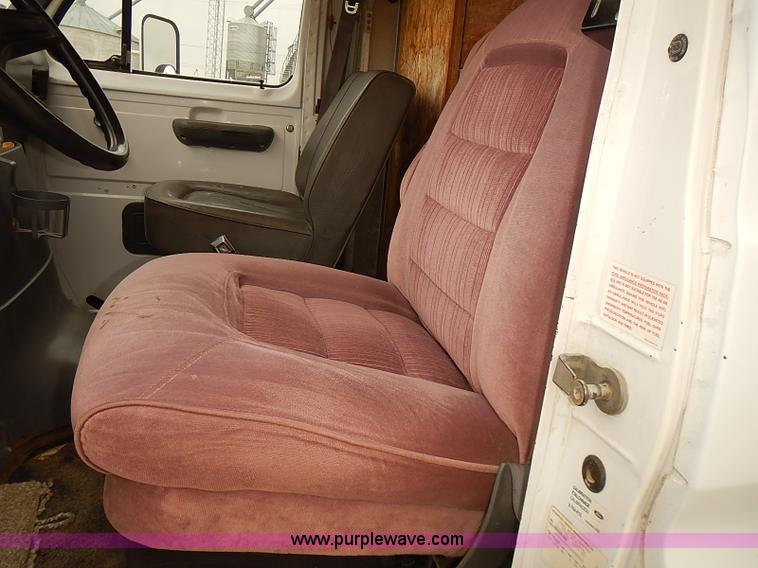 image for item J3094 1988 Ford Econoline E350 box truck