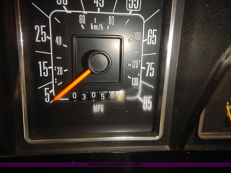 image for item J3094 1988 Ford Econoline E350 box truck