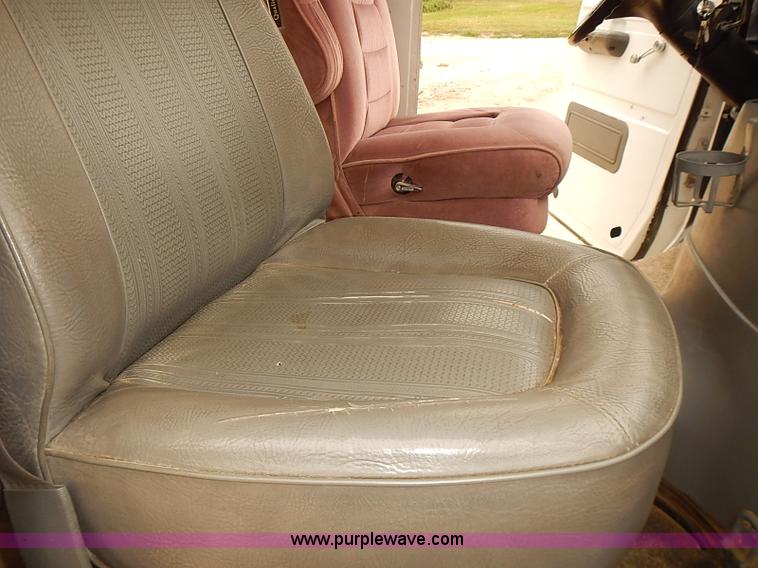 image for item J3094 1988 Ford Econoline E350 box truck