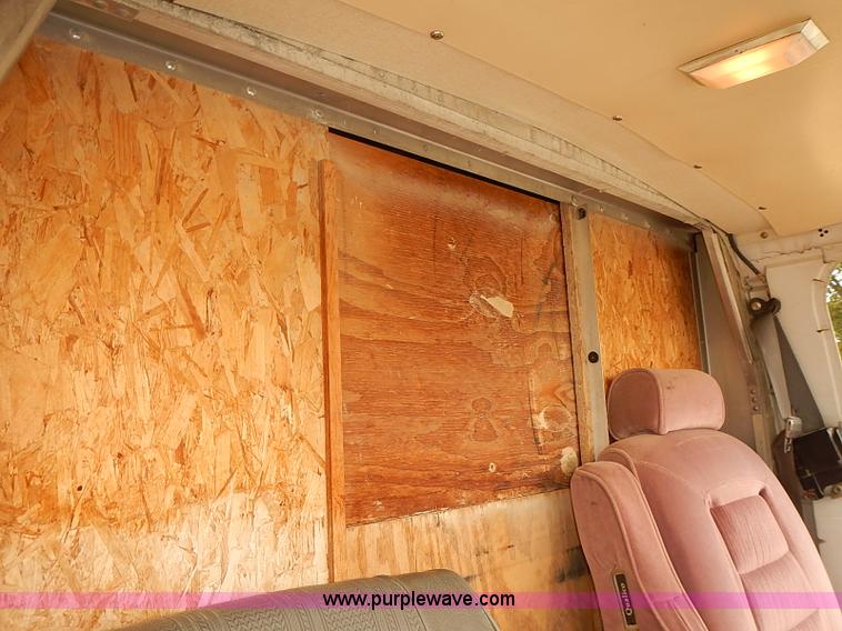 image for item J3094 1988 Ford Econoline E350 box truck