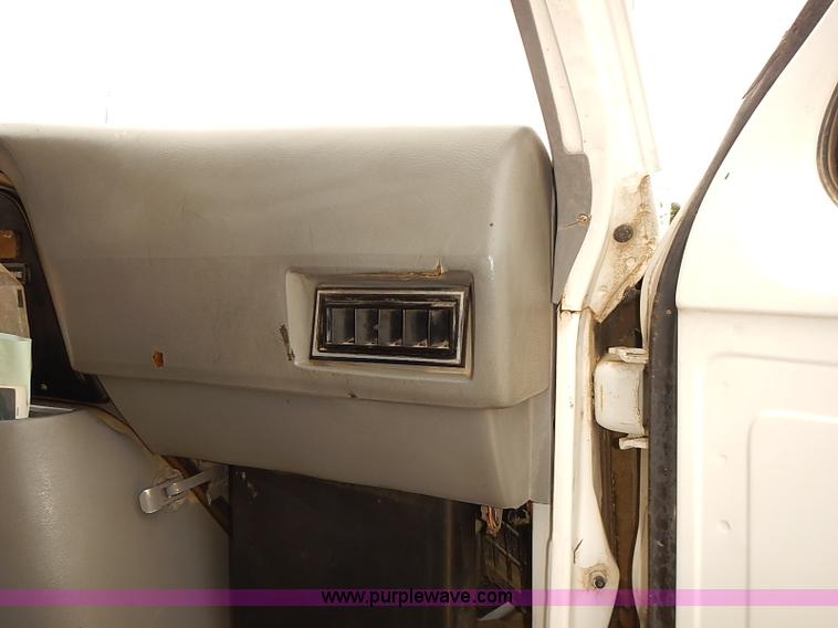 image for item J3094 1988 Ford Econoline E350 box truck