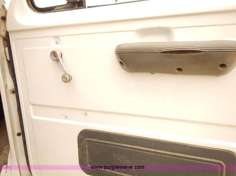 image for item J3094 1988 Ford Econoline E350 box truck