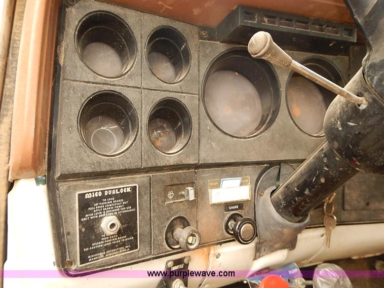 image for item J3111 1983 Chevrolet C60 grain truck