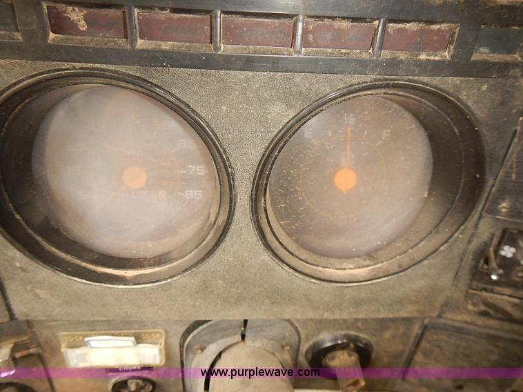 image for item J3111 1983 Chevrolet C60 grain truck