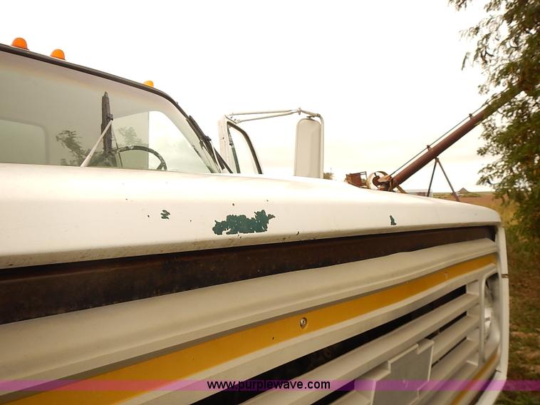 image for item J3111 1983 Chevrolet C60 grain truck