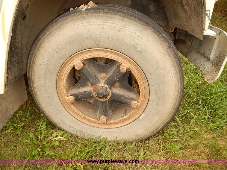 image for item J3111 1983 Chevrolet C60 grain truck