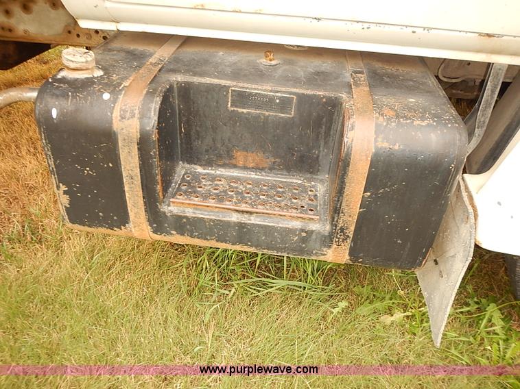 image for item J3111 1983 Chevrolet C60 grain truck