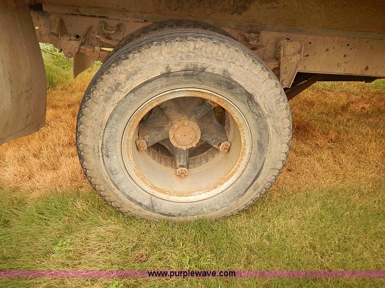 image for item J3111 1983 Chevrolet C60 grain truck