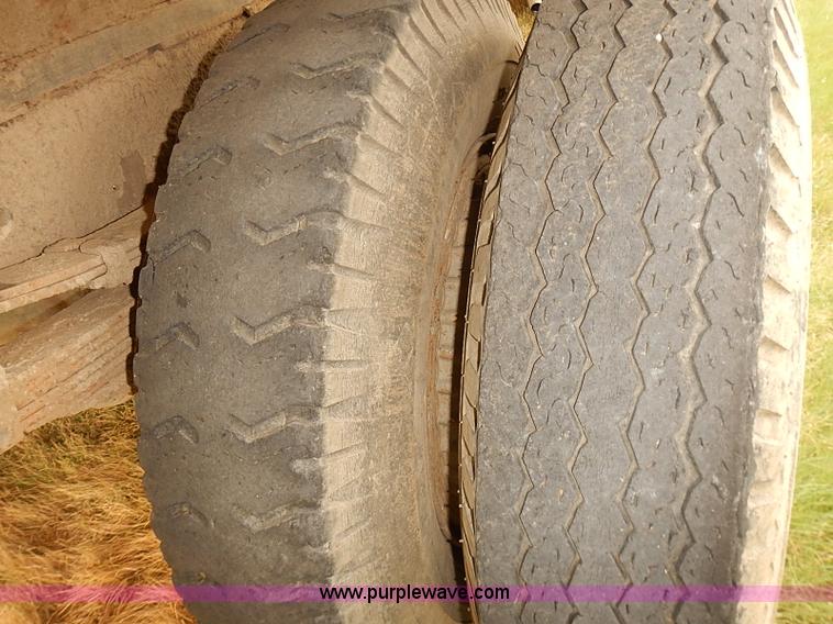 image for item J3111 1983 Chevrolet C60 grain truck