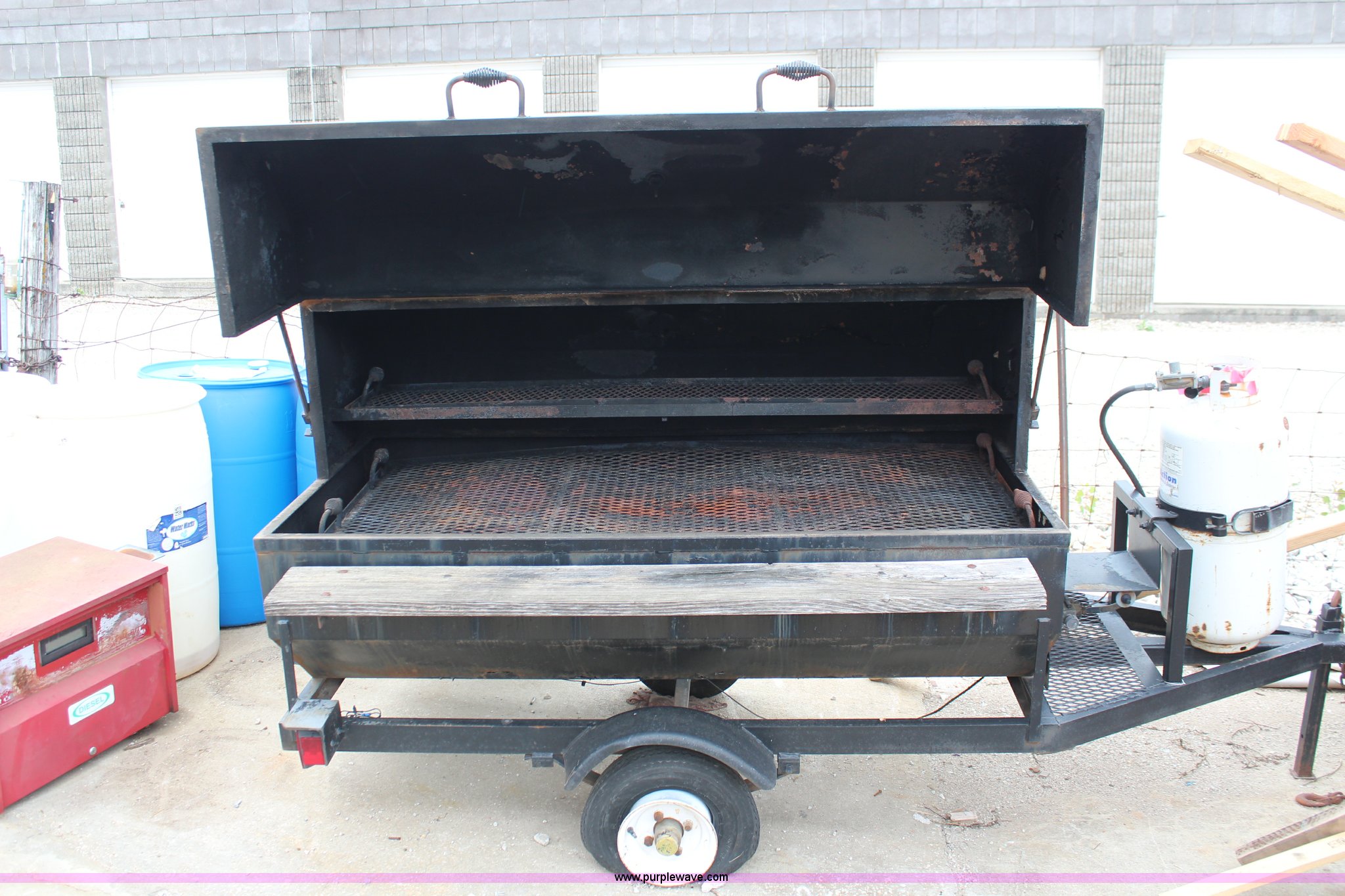 Propane grill on trailer in Paola, KS Item BA9044 sold Purple Wave