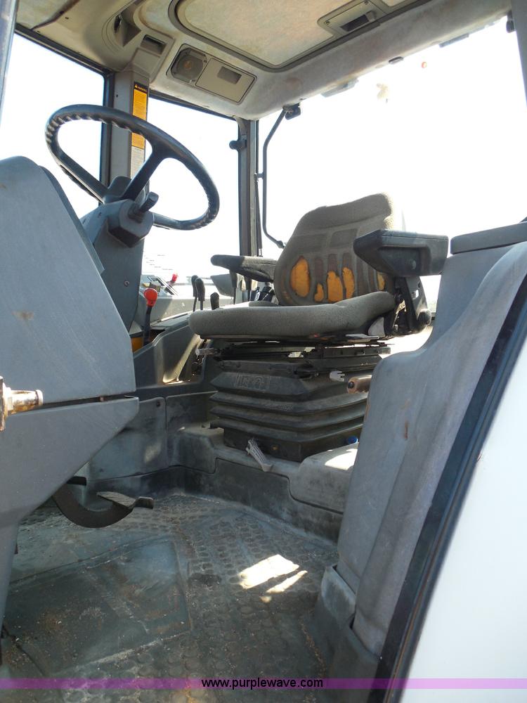 image for item E7948 1995 New Holland 6640 tractor