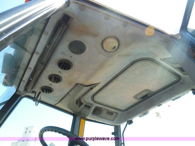 image for item E7948 1995 New Holland 6640 tractor