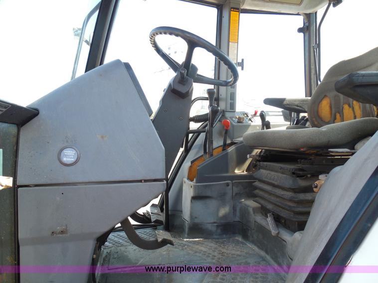 image for item E7948 1995 New Holland 6640 tractor