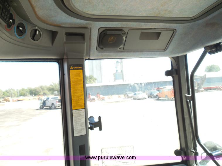 image for item E7948 1995 New Holland 6640 tractor