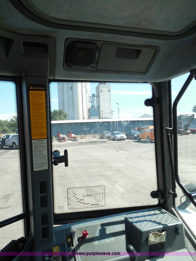 image for item E7948 1995 New Holland 6640 tractor