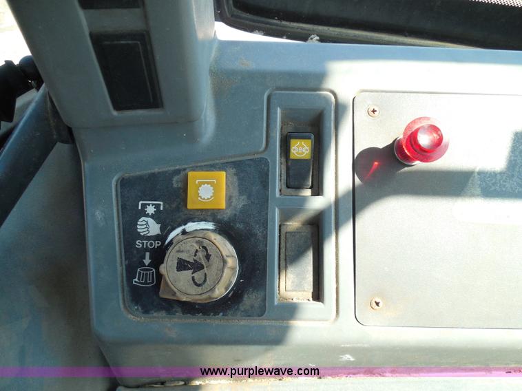 image for item E7948 1995 New Holland 6640 tractor