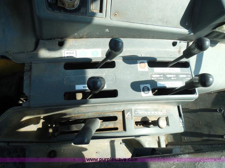 image for item E7948 1995 New Holland 6640 tractor