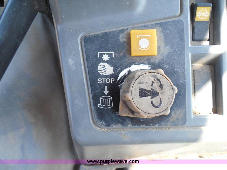 image for item E7948 1995 New Holland 6640 tractor