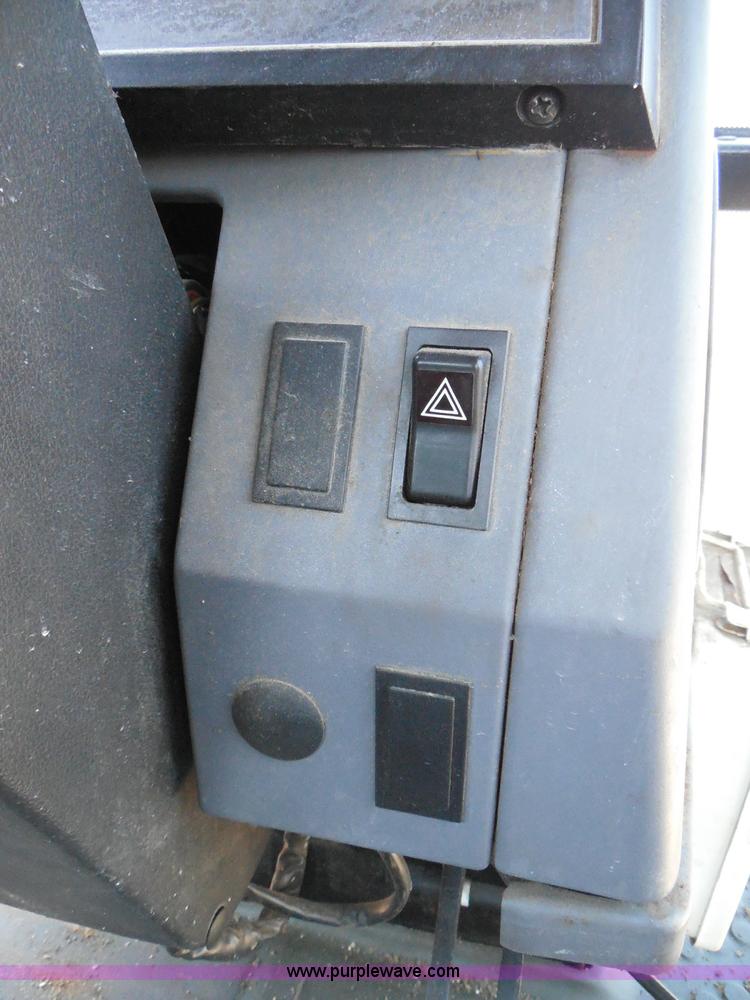 image for item E7948 1995 New Holland 6640 tractor